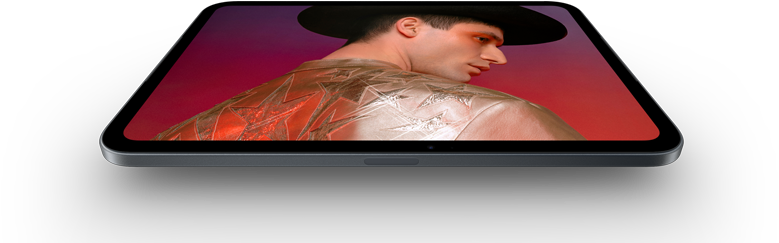 iPad mini, 8,5" OLED Display, strahlend helles und tiefes Schwarz, zeigt eine Person mit Mütze und Jacke