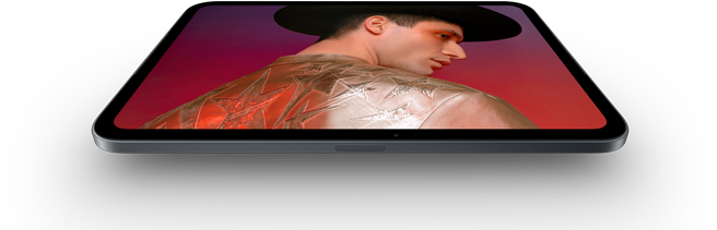 iPad mini, 8,5" OLED Display, strahlend helles und tiefes Schwarz, zeigt eine Person mit Mütze und Jacke