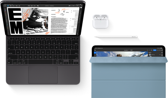 iPad Pro mit Magic Keyboard, Vorderansicht, Farbe Space Schwarz, gerundete Ecken, schwarzer Displayrand, geöffnet, das Display zeigt eine App zum Bearbeiten von Artikeln mit Text und einem Foto einer Frau, die Musik spielt, AirPods 4 im geöffneten Case, blaues Smart Folio Cover auf dem iPad Pro mit dem Apple Pencil Pro, der oben am Gerät haftet, das Cover ist leicht geöffnet und zeigt das Display