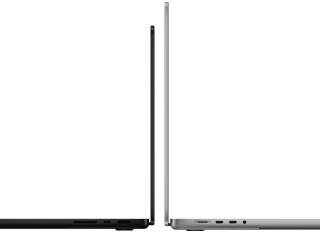 14" und 16" MacBook Pro Geräte stehen mit den Rückseiten zueinander, um den Größenunterschied und das schmale Profil zu verdeutlichen